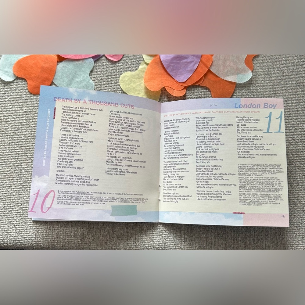 Taylor Swift signed Lover booklet with ME! cd - Picture 7 of 13